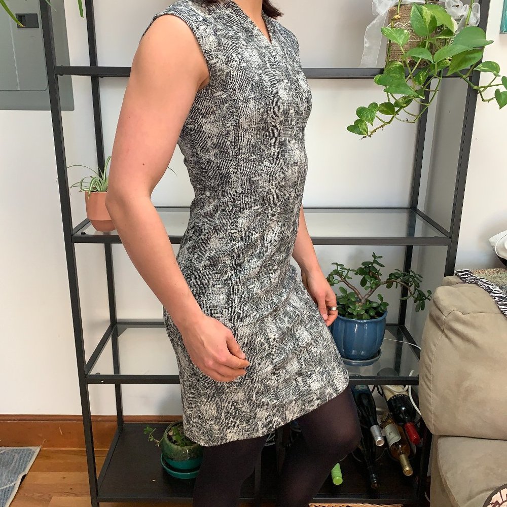 M.M. La Fleur Aditi sleeveless sheath professional work dress - Crackle Size 2